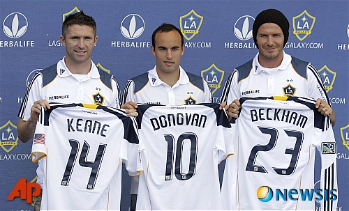 【카슨(미 캘리포니아주)=AP/뉴시스】미국 메이저리그사커(MLS) LA갤럭시는 토트넘 핫스퍼(잉글랜드)에 350만 파운드(약 63억원)의 이적료를 지불하고 로비 킨(31)을 영입했다. 킨이 20일(한국시간) 카슨의 홈디포센터에서 진행된 입단 기자회견에서 랜던 도노반, 데이비드 베컴과 함께 나란히 등번호가 적힌 유니폼을 들고 있다.
