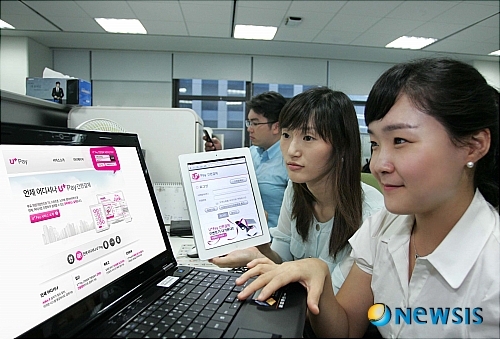 【서울=뉴시스】LG유플러스(LG U+)와 신한카드는 휴대폰 인증만으로 결제는 물론 보안성까지 대폭 강화한 U+페이 간편결제 서비스를 22일부터 시작한다고 21일 밝혔다. (사진= LG유플러스 제공)&nbsp; photo@newsis.com