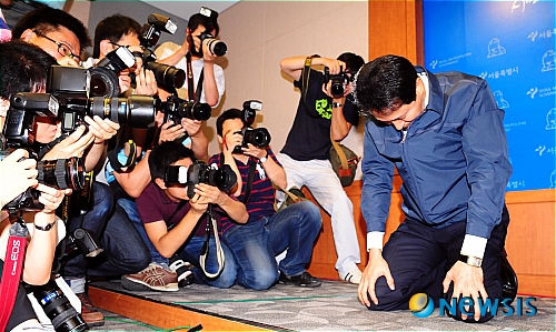 【서울=뉴시스】전신 기자 = 오세훈 서울시장이 21일 오전 서울시청 브리핑룸에서 무상급식 주민투표 결과에 따른 향후 거취에 관한 긴급 기자회견을 하던 중 무릎 꿇어 인사하고 있다.&nbsp; photo1006@newsis.com