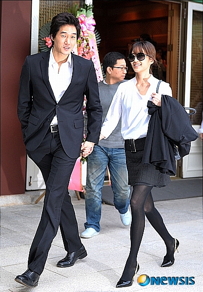 【서울=뉴시스】백영미 기자 = 영화배우 유지태(35)와 탤런트 김효진(27)이 4년 여간의 열애 끝에 12월2일 결혼한다.&nbsp; 김효진의 소속사는 21일 "두 사람이 12월2일 결혼식을 올린다"고 확인했다. 그러나 "구체적인 진행상황은 아직 모르겠다"고 전했다.&nbsp;&nbsp; 2003년 의류업체 광고모델로 처음 만난 두 사람은 선후배 관계로 유지해오다 2007년 초부터 교제해왔다.&nbsp; 유지태는 1998년 영화 '바이준'으로 데뷔, 그동안 영화 '비밀애' '심야의 FM', 드라마 '스타의 연인' 등에 출연했다. 최근에는 연출자로 장편 영화를 준비하고 있는 것으로 알려졌다.&nbsp; 김효진은 2000년 시트콤 '논스톱'으로 데뷔했다.영화 '천년호' '누구나 비밀은 있다' '전우치', 드라마 '매리는 외박중'등에서 활약했다. 현재 MBC TV '스트레인저 6'을 촬영 중이다. /positive100@newsis.com 