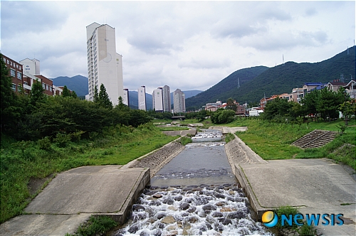 【김해=뉴시스】김상우 기자 = 21일 경남 김해시는 인구 12만5055명으로 전국 면단위 중 인구가 가장 많은 장유면을 가칭 장유1동과 장유2동으로 나누는 대동제를 내년 7월 시행한다. 사진은 분동의 경계가 될 장유면 중심지를 흐르는 대청천.&nbsp; woo@newsis.com