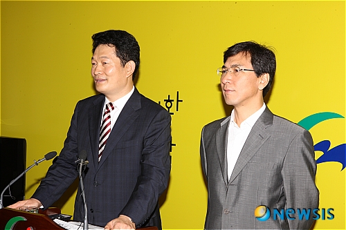 【대전=뉴시스】유효상 기자 = 송영길(왼쪽) 인천시장이 22일 충남도청 브리핑룸에서 안희정 충남지사와 함께 기자간담회를 통해 