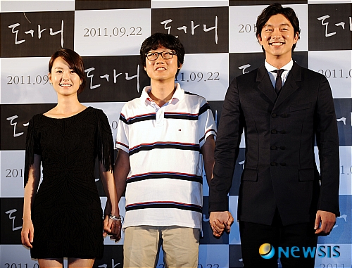 【서울=뉴시스】박문호 기자 = 22일 오전 서울 성동구 행당동 왕십리CGV에서 영화 '도가니(감독 황동혁)' 기자간담회가 열린 자리에서 감독과 배우들이 손을 잡고 인사하고 있다. 왼쪽부터 배우 정유미, 감독 황동혁, 배우 공유. '도가니'는 2000년부터 5년간 광주 인화학교의 7살부터 22살까지의 장애학생들에게 실제로 자행된 비인간적인 학대와 성폭행을 사회에 고발한 공지영 작가의 동명 소설을 원작으로 했다. 방송인 김미화의 사회로 진행된 오늘 간담회는 기자들 앞에서 애써 밝은 모습을 보이려 한 감독과 배우가 마주한 진실의 아픔이 베어져 나와 보는 이들을 안타깝게 했다. 오는 9월 22일 개봉되는 이 영화는 이미 1600만의 조회수를 기록한 인터넷 연재와 소설을 통해 사회적 이슈가 되고 있다. go2@newsis.com