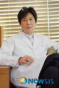 【서울=뉴시스】온라인뉴스팀 = 옥건 헤어라인 모발이식센터 옥건 원장. <사진=옥건 모발이식센터 제공> photo@newsis.com