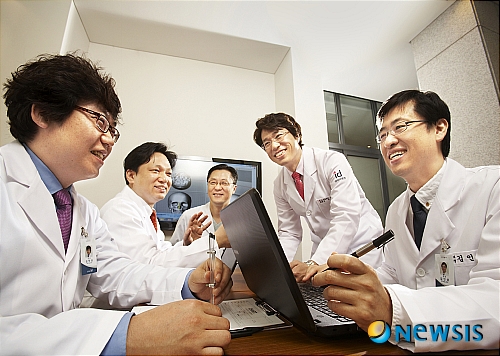 【서울=뉴시스】온라인뉴스팀 = 최근 인위적인 미인이 아닌 태어날 때부터 예뻤던 것 같은 자연스러운 미를 추구하는 사람들이 늘고 있다. <사진=아이디병원 제공> photo@newsis.com 