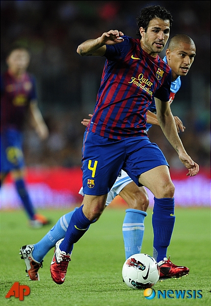 【바르셀로나(스페인)=AP/뉴시스】FC 바르셀로나의 세스크 파브레가스가 22일(현지시각) 스페인 바르셀로나의 캄프 누 경기장에서 열린 감페르컵 친선대회 나폴리와 경기하고 있다.&nbsp; 파브레가스는 이 경기에서 바르셀로나 이적 후 첫 골을 기록했고 팀은 메시의 두 골 등을 묶어 5-0 승리를 거뒀다. 