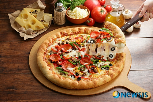 【서울=뉴시스】온라인뉴스팀 = 대형피자 전문점인 피자빅이 가을을 앞두고 새로운 지점 오픈과 함께 신메뉴를 내놓으며 승승장구 하고 있다. <사진=피자빅 제공> photo@newsis.com