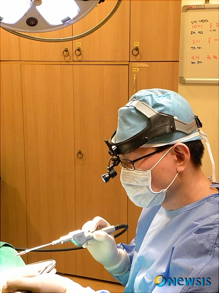 【서울=뉴시스】유희연 기자 = 오인 성형외과 위성윤 원장의 귀뒤사각턱 시술 장면.(사진=오인성형외과 제공) photo@newsis.com