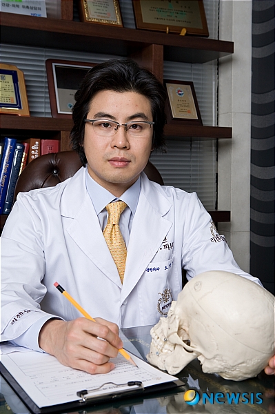【서울=뉴시스】유희연 기자 = 리젠성형외과 양악·안면윤곽 전문센터 오명준 원장.(사진=리젠성형외과 제공)&nbsp; photo@newsis.com