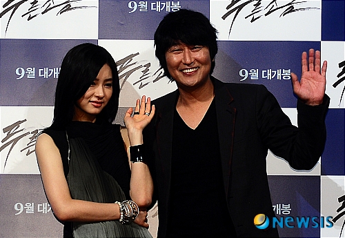 【서울=뉴시스】박종민 기자 = 배우 송강호와 신세경(왼쪽)이 23일 오후 서울 왕십리CGV에서 열린 영화 '푸른소금' 언론시사회에서 포토타임을 갖고 있다. 영화 '푸른소금'은 오는 9월 1일 개봉한다.&nbsp; jmc@newsis.com