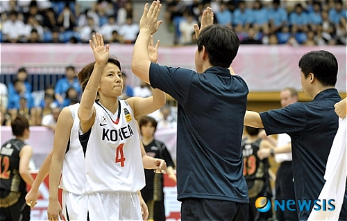 【서울=뉴시스】 김연주(25)가 23일 일본 나가사키 오무라에서 열린 일본과의 2011 아시아여자농구선수권대회 풀리그 3차전에서 승부처였던 4쿼터 막판 결정적인 3점슛을 성공한 후 코칭스태프와 기쁨을 나누고 있다. 한국이 66-59로 승리했다. (사진 = WKBL 제공)