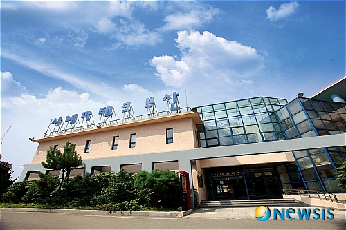 【부산=뉴시스】하경민 기자 = 시네마테크부산은 9월 1~10일까지 '아듀 수영만 특별전'을 개최한다고 24일 밝혔다. 9월29일 개관하는 '영화의전당' 이전을 앞두고 현재 위치한 수영만 요트경기장에서 갖는 마지막 프로그램이다. (사진=시네마테크부산 제공) yulnetphoto@newsis.com