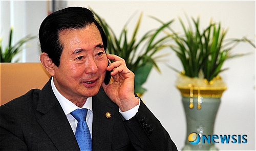 【서울=뉴시스】박주성 기자 = 자유선진당 변웅전 대표가 24일 오전 서울 여의도 국회에서 열린 최고위원회의 전 전화를 받으며 환하게 웃고 있다.&nbsp;&nbsp; park7691@newsis.com 