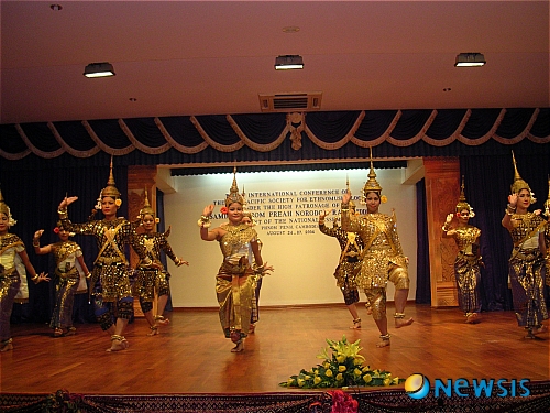 【서울=뉴시스】윤소희의 음악과 여행<63>&nbsp; 끝없이 넓은 땅덩어리를 두고도 좀 더 가지려는 중국대륙의 고래 싸움에 튕겨 나온 새우들(?)이 강남으로 내려오니, 동쪽으로 튀면 베트남이요, 서쪽으로 튀면 미얀마요, 가운데로 튀면 라오스, 태국이다. 드센 민족은 위에만 있는 것이 아니었다. 고원에서 아래로 치고 내려오는 징기스칸의 후예들, 그와 뒤 엉켜 서아시아나 중앙아시아에서 치고 들어온 무슬림에다 유럽대륙에서는 알랙산드 일당(?)이 힌두쿠시산맥을 넘어 인도로 밀치고 오니 그 칼바람을 피해 인도의 불교도들도 이 땅으로 밀려왔다.&nbsp; 