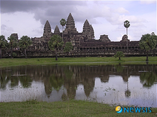 【서울=뉴시스】윤소희의 음악과 여행<63>&nbsp; 끝없이 넓은 땅덩어리를 두고도 좀 더 가지려는 중국대륙의 고래 싸움에 튕겨 나온 새우들(?)이 강남으로 내려오니, 동쪽으로 튀면 베트남이요, 서쪽으로 튀면 미얀마요, 가운데로 튀면 라오스, 태국이다. 드센 민족은 위에만 있는 것이 아니었다. 고원에서 아래로 치고 내려오는 징기스칸의 후예들, 그와 뒤 엉켜 서아시아나 중앙아시아에서 치고 들어온 무슬림에다 유럽대륙에서는 알랙산드 일당(?)이 힌두쿠시산맥을 넘어 인도로 밀치고 오니 그 칼바람을 피해 인도의 불교도들도 이 땅으로 밀려왔다.&nbsp; 