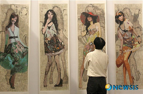 【서울=뉴시스】안세영 교수(경희대 한의대 신계내과학) '성학'<9>&nbsp; 건강한 인간이라면 심리적이든지 육체적이든지 효과적인 성적 자극을 받으면 전신과 성기에 평소와 다른 일정한 변화현상이 나타난다. 신체의 이런 변화를 통칭하는 말이 성반응(性反應: sexual response)이다. 남자의 경우 한마디로 압축하면 발기로 시작해서 사정으로 끝난다고 할 수 있다. 그래서 우리는 발기와 사정이라는 두 가지 대표적인 남자의 성반응을 자세히 살펴봤다. 그러나 발기와 사정이 성반응의 시종(始終)임에 틀림없지만, 음경이라는 신체의 아주 작은(?) 부분에서 일어나는 국소적 변화에 불과하므로 성반응의 모든 것이라고 말할 수는 없다. 따라서 우리는 시야를 온몸으로 넓혀 전신에서 펼쳐지는 변화현상까지 모두 알아봐야 한다. 