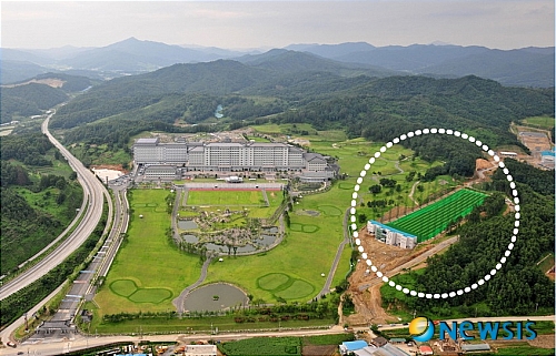 【괴산=뉴시스】강신욱 기자 = 24일 오후 충북 괴산군청 앞에서 중원대학교 전체교수회 소속 교수 20명은 집회를 갖고 중원대 내 골프장과 인접한 학생중앙군사학교 골프연습장 철거를 요구했다. 사진은 중원대 캠퍼스와 학군교 골프연습장(점선 원안). (사진=중원대학교 제공)&nbsp;&nbsp; photo@newsis.com 