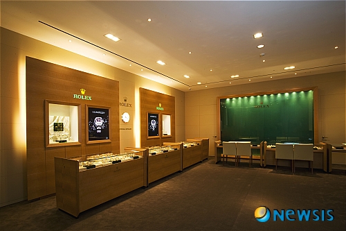 【서울=뉴시스】명품 시계브랜드 롤렉스는 국내 10번째 공식판매점 '카이로스'를 신세계백화점 영등포점에 오픈했다고 25일 밝혔다.(사진=롤렉스 제공)&nbsp; photo@newsis.com 