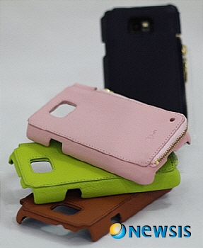 【서울=뉴시스】유희연 기자 = 모바일 액세서리 전문업체 도티코리아가 갤럭시S2 전용 케이스를 출시했다.(사진=도티코리아 제공)&nbsp;&nbsp; photo@newsis.com