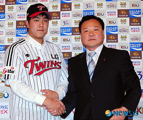 【서울=뉴시스】김인철 기자 = 25일 오후 서울 송파구 잠실 롯데호텔월드에서 열린 '2012 프로야구 신인선수 지명회의'에서 LG트윈스로부터 지명을 받은 조윤준이 김진철 운영부장과 악수를 나누고 있다.&nbsp; yatoya@newsis.com