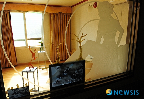 【양주=뉴시스】성형주 인턴기자 = 크라운-해태제과가 25일 오후 경기 양주시 송추 아트밸리 피카소모텔에서 열린 '러브호텔아트쇼2011'에서 입주 작가들의 작품을 전시하고 있다. foru82@newsis.com