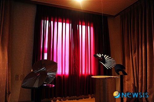 【양주=뉴시스】성형주 인턴기자 = 크라운-해태제과가 25일 오후 경기 양주시 송추 아트밸리 피카소모텔에서 열린 '러브호텔아트쇼2011'에서 입주 작가들의 작품을 전시하고 있다. foru82@newsis.com