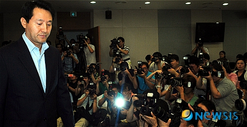 【서울=뉴시스】서재훈 기자 = 차기 대선 불출마를 선언하고 서울시장직까지 걸어가며 추진했던 전면 무상급식 관련 주민투표가 25.7%를 기록, 저조한 투표율로 무산되자 26일 오전 오세훈 서울 시장이 시청 별관 브리핑실에서 사퇴 입장을 밝히고 자리를 나서고 있다.&nbsp;&nbsp; jhseo@newsis.com