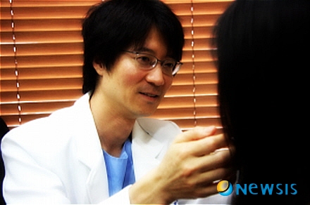 【서울=뉴시스】유희연 기자 = 상담중인 윤희근 원장.(사진=윤희근성형외과 제공) photo@newsis.com