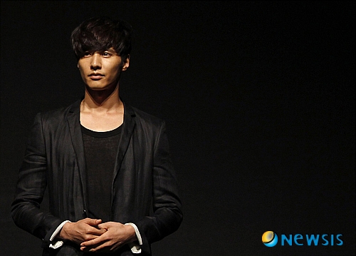 【서울=뉴시스】박영주 기자 = 영화배우 원빈(34)과 김새론(11)이 주연한 영화 '아저씨'(감독 이정범)가 9월17일 일본에서 개봉된다.&nbsp; 일본 영화사 도에이(東映)는 26일 "외국영화 배급을 위한 레이블 '도에이 트라이앵글'을 만들었다. 그 1탄으로 '아저씨'를 개봉키로 결정했다"고 밝혔다.&nbsp; 도에이가 외국영화를 배급하는 것은 1987년 12월 청룽(57) 주연 '칠복성' 이후 24년 만이다.&nbsp; 원빈, 김새론, 이 감독은 30일 파크하얏트도쿄 호텔에서 기자회견을 열 예정이다.&nbsp; 한편, '아저씨'는 아픔을 등진 아저씨(원빈)가 범죄조직에 납치된 옆집 소녀(김새론)을 구하기 위해 세상 밖으로 나와 벌이는 액션 드라마다. 한국 개봉 당시 624만5224명을 불러모았다.&nbsp; gogogirl@newsis.com