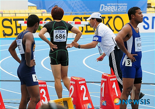 【대구=뉴시스】이동원 기자 = 27일 오전 대구광역시 대구스타디움에서 진행된 '2011 대구세계육상선수권대회' 남자 100m 예선 경기에서 한국의 김국영(오른쪽 첫번째)이 부정출발로 예선탈락하고 있다.&nbsp; dwlee@newsis.com 