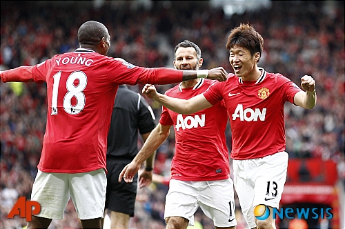 【맨체스터=AP/뉴시스】맨체스터 유나이티드(맨유)는 지난 2011년 8월28일 자정(한국시간) 영국 맨체스터의 올드 트래포드에서 열린 아스날과의 '2011~2012 잉글랜드 프리미어리그' 3라운드에서 8-2의 대승을 거뒀다. 맨유가 5-1로 앞선 후반 22분에 루이스 나니와 교체 투입된 '산소탱크' 박지성은 그라운드를 밟은 지 3분 만에 시즌 1호 골을 터뜨렸다. 상대 문전에서 애슐리 영과 패스를 주고받은 박지성은 오른쪽 골대를 향해 낮게 깔아 찬 왼발 슈팅으로 시즌 1호 골을 터뜨렸다. 