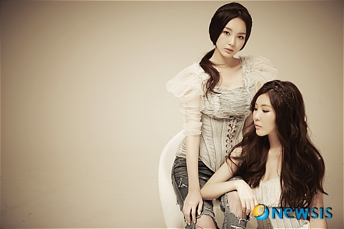 【서울=뉴시스】유상우 기자 = 여성 듀오 '다비치'(이해리·강민경)가 세번째 미니음반 '러브 딜라이트'를 29일 발표했다. 타이틀곡 '안녕이라고 말하지마'(작곡 전해성)는 세련된 현악기와 피아노 선율이 조화를 이루는 미디엄 템포의 곡이다. 떠나가는 연인에 대한 사랑의 마음을 다비치 만의 색깔로 노래했다. 이 외에 '해피 엔드'(작곡 박해운), '사랑 사랑아'(작곡 김기범·강지원), '다신 찾지마'(작곡 최규성) 등 6곡이 담겼다. 강민경(21)은 '비밀'을 직접 작곡하기도 했다. 다비치는 9월2일 KBS 2TV '뮤직뱅크'에서 첫 무대를 꾸민다. swryu@newsis.com