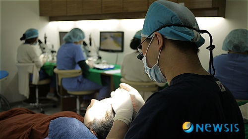 【서울=뉴시스】온라인뉴스팀 = NHI뉴헤어 수술실. <사진=NHI 뉴헤어 모발이식 센터 제공> photo@newsis.com