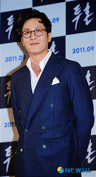 【서울=뉴시스】박문호 기자 = 29일 오전 서울 송파구 신정동 롯데 시네마에서 열린 영화 '투혼(감독 김상진)' 제작보고회에서 배우 김주혁이 포즈를 취하고 있다.&nbsp; 투혼은 자타공인 최고의 야구선수지만 사건사고의 달인 롯데자이언트 MVP 윤도훈(김주혁)과 그의 뒷수습의 달인이 되어버린 아내 오유란(김선아)가 만드는 개과천선 프로젝트 휴먼 코메디는 9월 말 개봉 예정이다.&nbsp;&nbsp; go2@newsis.com