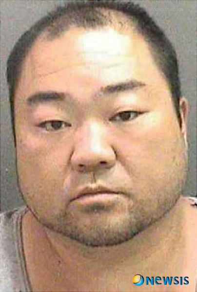 【서울=뉴시스】김지은 기자 = 20세 여성을 성폭행한 혐의로 체포된 미국의 한인배우 조 손(41·손형민)이 유죄 판결을 받았다.&nbsp; 28일 영국 데일리메일 신문은 "1997년 영화 '오스틴파워'에 출연한 손이 성폭행 혐의에 대해 유죄 판결을 받았다"며 "종신형에 처해질 것"이라고 보도했다&nbsp; 손은 1990년 크리스마스 이브에 미국 캘리포니아주 헌팅턴 비치에서 귀가 중이던 여성을 공범 1명과 권총으로 위협하고, 자동차 뒷좌석에서 번갈아 성폭행한 혐의로 2008년 체포됐다.&nbsp; 미궁에 빠졌던 사건은 손이 기물 파손혐의로 경찰에 체포되면서 해결됐다. 손의 DNA 샘플과 과거 성폭행 피해여성에게서 채취한 DNA가 일치했고, 사건 발생18년 만에 손은 성폭행 혐의로 체포했다.&nbsp; 손은 이 사건을 포함해 모두 18건의 성폭행 혐의를 받고 있다. 275년형에 해당하는 범죄들이지만 공소시효가 끝난 사건이 많아 감형됐다.&nbsp; 한국에서 태어난 손은 1993년 영화 '아미 오브 원', 1995년 '스피더' 등에 출연했고 1997년 '오스틴파워' 1편에서 악당 이블 박사의 심복 암살자로 출연하며 얼굴을 알렸다.&nbsp; 태권도와 유도를 섞은 무도를 창안해 격투기(UFC)에도 진출했으나 4전 전패 후 2002년 은퇴했다.&nbsp; kje1321@newsis.com 