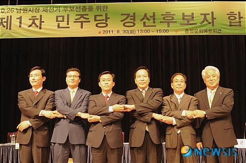 【남원=뉴시스】유진휘 기자 = 10.26 전북 남원시장 재선거 후보선출을 위한 합동토론회가 30일 오후 전북 남원춘향문화예술회관에서 열린 가운데 후보들이 공정한 토론회 진행을 위해 손을 맞잡고 있다. 왼쪽부터 이환주·황의돈·강춘성·임근상·김재성·김정태 등 6명의 예비후보. yjh@newsis.com