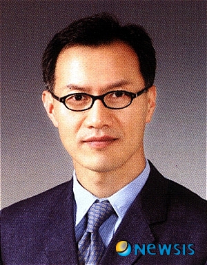 【대전=뉴시스】유순상 기자 = 충남대학교는 생명시스템과학대학 생물과학과 이명철 교수가 한국유전학계를 대표하는 한국유전학회 제20대 차기 회장으로 당선됐다고 30일 밝혔다.(사진=충남대 제공)&nbsp; ssyoo@newsis.com&nbsp; 