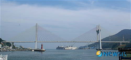 【여수=뉴시스】김석훈 기자 = 30일 전남 여수시 구도심과 돌산을 연결하는 가칭 거북선대교(돌산2대교)가 제모습을 드러내보이고 있다. 거북선대교는 지난 2006년 2월부터 내년 5월까지 995억원이 투입돼 건설중이지만 30억원이 투입되는 LED경관 조명 설치를 위한 총사업비 변경요청이 받아들여지지 않아 불꺼진 다리로 전락할 처지다. kim@newsis.com