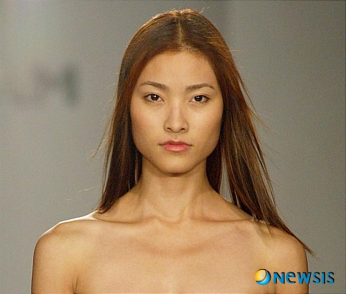 【서울=뉴시스】유상우 기자 = 한국인이 동양인의 얼굴형을 가지는 것은 당연하다. 하지만 최근 아시아인 얼굴형의 특징인 광대뼈 돌출과 납작한 이마, 각진 턱선 등으로 성형을 문의하는 사람들이 많아졌다. 서양인처럼 얼굴이 갸름하고 이마는 튀어 나오며 턱선은 날렵해지기를 바라는 이들이다. 