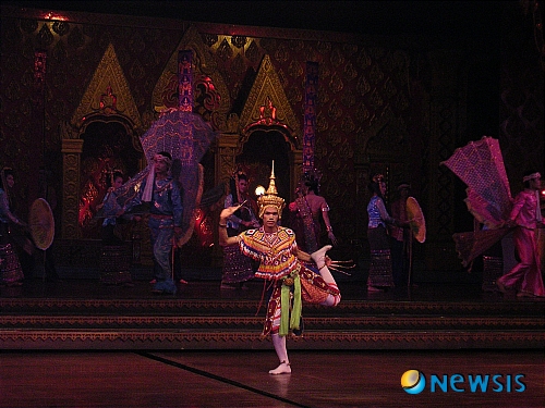 【서울=뉴시스】윤소희의 음악과 여행<64>&nbsp;&nbsp; 동남아를 오가다 보면 누구나 한번쯤은 들르게 되는 수완나폼 공항의 나라 태국. 인도네시아 반도 중앙에 위치한 이곳은 지리적 여건 뿐 아니라 문화적으로도 동남아의 허브다. 면적으로 보면 이웃나라 미얀마가 조금 더 크지만 태국은 정치, 경제, 문화에 이르기까지 동남아 최대 강국인데다가 동남아 국가 중 유일하게 식민 지배를 받지 않은 나라이므로 전통문화가 원활하게 보존되고 있다.&nbsp; 