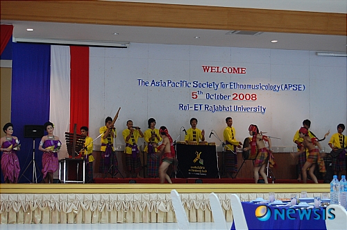 【서울=뉴시스】윤소희의 음악과 여행<64>&nbsp;&nbsp; 동남아를 오가다 보면 누구나 한번쯤은 들르게 되는 수완나폼 공항의 나라 태국. 인도네시아 반도 중앙에 위치한 이곳은 지리적 여건 뿐 아니라 문화적으로도 동남아의 허브다. 면적으로 보면 이웃나라 미얀마가 조금 더 크지만 태국은 정치, 경제, 문화에 이르기까지 동남아 최대 강국인데다가 동남아 국가 중 유일하게 식민 지배를 받지 않은 나라이므로 전통문화가 원활하게 보존되고 있다.&nbsp; 