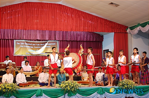 【서울=뉴시스】윤소희의 음악과 여행<64>&nbsp;&nbsp; 동남아를 오가다 보면 누구나 한번쯤은 들르게 되는 수완나폼 공항의 나라 태국. 인도네시아 반도 중앙에 위치한 이곳은 지리적 여건 뿐 아니라 문화적으로도 동남아의 허브다. 면적으로 보면 이웃나라 미얀마가 조금 더 크지만 태국은 정치, 경제, 문화에 이르기까지 동남아 최대 강국인데다가 동남아 국가 중 유일하게 식민 지배를 받지 않은 나라이므로 전통문화가 원활하게 보존되고 있다.&nbsp; 