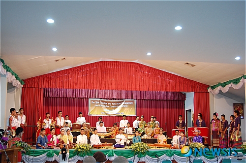 【서울=뉴시스】윤소희의 음악과 여행<64>&nbsp;&nbsp; 동남아를 오가다 보면 누구나 한번쯤은 들르게 되는 수완나폼 공항의 나라 태국. 인도네시아 반도 중앙에 위치한 이곳은 지리적 여건 뿐 아니라 문화적으로도 동남아의 허브다. 면적으로 보면 이웃나라 미얀마가 조금 더 크지만 태국은 정치, 경제, 문화에 이르기까지 동남아 최대 강국인데다가 동남아 국가 중 유일하게 식민 지배를 받지 않은 나라이므로 전통문화가 원활하게 보존되고 있다.&nbsp; 