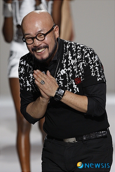 【서울=뉴시스】이재훈 기자 = 국립국어원(원장 권재일)은 국민 실생활에서 많이 사용하고 있으나 그동안 표준어로 인정되지 않았던 '짜장면'과 '먹거리' 등 39개를 표준어로 인정했다고 31일 밝혔다.&nbsp; ◇표준어와 같은 뜻의 표준어로 추가 인정한 것 11개 (추가표준어 현재표준어)&nbsp; ▲간지럽히다	간질이다&nbsp; ▲남사스럽다	남우세스럽다&nbsp; ▲등물	&nbsp;&nbsp;&nbsp;&nbsp;&nbsp;&nbsp; 목물&nbsp; ▲맨날	&nbsp;&nbsp;&nbsp;&nbsp;&nbsp;&nbsp; 만날&nbsp; ▲묫자리	&nbsp;&nbsp;&nbsp;&nbsp;&nbsp;&nbsp; 묏자리&nbsp; ▲복숭아뼈	복사뼈&nbsp; ▲세간살이	세간&nbsp; ▲쌉싸름하다	쌉싸래하다&nbsp; ▲토란대	&nbsp;&nbsp;&nbsp;&nbsp;&nbsp;&nbsp; 고운대&nbsp; ▲허접쓰레기	허섭스레기&nbsp; ▲흙담	&nbsp;&nbsp;&nbsp;&nbsp;&nbsp;&nbsp; 토담&nbsp; ◇표준어와 별도의 표준어로 추가 인정한 것 25개(추가표준어 현재표준어 뜻차이)&nbsp; ▲~길래	&nbsp;&nbsp;&nbsp;&nbsp;&nbsp;&nbsp;&nbsp;&nbsp; ~기에	&nbsp;&nbsp;&nbsp;&nbsp;&nbsp;&nbsp; ~길래: '~기에'의 구어적 표현&nbsp; ▲개발새발	&nbsp; 괴발개발&nbsp;&nbsp;&nbsp; 	'괴발개발'은 '고양이의 발과 개의 발'이라는 뜻이고, '개발새발'은 '개의 발과 새의 발'이라는 뜻임&nbsp; ▲나래	&nbsp;&nbsp;&nbsp;&nbsp;&nbsp;&nbsp;&nbsp;&nbsp; 날개	&nbsp;&nbsp;&nbsp;&nbsp;&nbsp;&nbsp; '나래'는 '날개'의 문학적 표현&nbsp; ▲내음	&nbsp;&nbsp;&nbsp;&nbsp;&nbsp;&nbsp;&nbsp;&nbsp; 냄새	&nbsp;&nbsp;&nbsp;&nbsp;&nbsp;&nbsp; '내음'은 향기롭거나 나쁘지 않은 냄새로 제한됨&nbsp;&nbsp; ▲눈꼬리	&nbsp;&nbsp;&nbsp;&nbsp;&nbsp;&nbsp;&nbsp;&nbsp; 눈초리	 눈초리: 어떤 대상을 바라볼 때 눈에 나타나는 표정(예; '매서운 눈초리', 눈꼬리: 눈의 귀 쪽으로 째진 부분)&nbsp; ▲떨구다	&nbsp;&nbsp;&nbsp;&nbsp;&nbsp;&nbsp;&nbsp;&nbsp; 떨어뜨리다	 '떨구다'에 '시선을 아래로 향하다'라는 뜻 있음&nbsp; ▲뜨락	&nbsp;&nbsp;&nbsp;&nbsp;&nbsp;&nbsp;&nbsp;&nbsp; 뜰	&nbsp;&nbsp;&nbsp;&nbsp;&nbsp;&nbsp; '뜨락'에는 추상적 공간을 비유하는 뜻이 있음&nbsp; ▲먹거리	&nbsp;&nbsp;&nbsp;&nbsp;&nbsp;&nbsp;&nbsp;&nbsp; 먹을거리 	 먹거리: 사람이 살아가기 위하여 먹는 음식을 통틀어 이름&nbsp; ▲메꾸다&nbsp; 	&nbsp; 메우다	 '메꾸다'에 '무료한 시간을 적당히 또는 그럭저럭 흘러가게 하다'라는 뜻이 있음&nbsp; ▲손주	&nbsp;&nbsp;&nbsp;&nbsp;&nbsp;&nbsp;&nbsp;&nbsp; 손자(孫子)	 손자: 아들의 아들. 또는 딸의 아들, 손주: 손자와 손녀를 아울러 이르는 말&nbsp; ▲어리숙하다	&nbsp; 어수룩하다	 '어수룩하다'는 '순박함/순진함'의 뜻이 강한 반면에, '어리숙하다'는 '어리석음'의 뜻이 강함&nbsp; ▲연신	&nbsp;&nbsp;&nbsp;&nbsp;&nbsp;&nbsp;&nbsp;&nbsp; 연방	&nbsp;&nbsp;&nbsp;&nbsp;&nbsp;&nbsp; '연신'이 반복성을 강조한다면, '연방'은 연속성을 강조&nbsp; ▲휭하니 	&nbsp; 힁허케	 힁허케: '휭하니'의 예스러운 표현&nbsp; ▲걸리적거리다	&nbsp; 거치적거리다	 자음 또는 모음의 차이로 인한 어감 및 뜻 차이 존재&nbsp; ▲끄적거리다	&nbsp; 끼적거리다	&nbsp;&nbsp;&nbsp;&nbsp;&nbsp;&nbsp;&nbsp;&nbsp;&nbsp;&nbsp;&nbsp;&nbsp;&nbsp;&nbsp; 〃&nbsp; ▲두리뭉실하다	&nbsp; 두루뭉술하다	&nbsp;&nbsp;&nbsp;&nbsp;&nbsp;&nbsp;&nbsp;&nbsp;&nbsp;&nbsp;&nbsp;&nbsp;&nbsp;&nbsp; 〃&nbsp; ▲맨숭맨숭/맹숭맹숭 맨송맨송	&nbsp;&nbsp;&nbsp;&nbsp;&nbsp;&nbsp;&nbsp;&nbsp;&nbsp;&nbsp;&nbsp;&nbsp;&nbsp;&nbsp; 〃&nbsp; ▲바둥바둥	&nbsp;&nbsp; 바동바동	&nbsp;&nbsp;&nbsp;&nbsp;&nbsp;&nbsp;&nbsp;&nbsp;&nbsp;&nbsp;&nbsp;&nbsp;&nbsp;&nbsp; 〃&nbsp; ▲새초롬하다	&nbsp;&nbsp; 새치름하다	&nbsp;&nbsp;&nbsp;&nbsp;&nbsp;&nbsp;&nbsp;&nbsp;&nbsp;&nbsp;&nbsp;&nbsp;&nbsp;&nbsp; 〃&nbsp; ▲아웅다웅	&nbsp;&nbsp; 아옹다옹	&nbsp;&nbsp;&nbsp;&nbsp;&nbsp;&nbsp;&nbsp;&nbsp;&nbsp;&nbsp;&nbsp;&nbsp;&nbsp;&nbsp; 〃&nbsp; ▲야멸차다	&nbsp;&nbsp; 야멸치다	&nbsp;&nbsp;&nbsp;&nbsp;&nbsp;&nbsp;&nbsp;&nbsp;&nbsp;&nbsp;&nbsp;&nbsp;&nbsp;&nbsp; 〃&nbsp; ▲오손도손	&nbsp;&nbsp; 오순도순	&nbsp;&nbsp;&nbsp;&nbsp;&nbsp;&nbsp;&nbsp;&nbsp;&nbsp;&nbsp;&nbsp;&nbsp;&nbsp;&nbsp; 〃&nbsp; ▲찌뿌둥하다	&nbsp;&nbsp; 찌뿌듯하다	&nbsp;&nbsp;&nbsp;&nbsp;&nbsp;&nbsp;&nbsp;&nbsp;&nbsp;&nbsp;&nbsp;&nbsp;&nbsp;&nbsp; 〃&nbsp; ▲추근거리다	&nbsp;&nbsp; 치근거리다	&nbsp;&nbsp;&nbsp;&nbsp;&nbsp;&nbsp;&nbsp;&nbsp;&nbsp;&nbsp;&nbsp;&nbsp;&nbsp;&nbsp; 〃&nbsp; ◇두 가지 표기를 모두 표준어로 인정한 것 3개(추가표준어 현재표준어)&nbsp; ▲ 택견	&nbsp;&nbsp;&nbsp;&nbsp;&nbsp;&nbsp; 태껸&nbsp; ▲품새	&nbsp;&nbsp;&nbsp;&nbsp;&nbsp;&nbsp; 품세&nbsp; ▲짜장면	&nbsp;&nbsp;&nbsp;&nbsp;&nbsp;&nbsp; 자장면&nbsp;&nbsp; realpaper7@newsis.com&nbsp; 