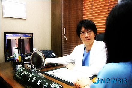 【서울=뉴시스】유희연 기자 = 윤희근 성형외과 원장이 코성형에 앞서 수술에 대한 설명을 하고 있다.(사진=윤희근성형외과 제공) photo@newsis.com