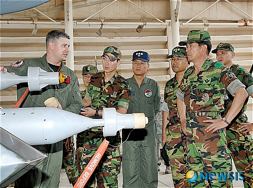 【군산=뉴시스】고석중 기자 = 공군 제38전투비행전대가 30일, 군산기지에서 미 8전투비행단과 육군 35사단, 육군 106연대 작전임무 담당자 등이 참석한 '군산비행장 방호 현지토의'를 실시했다.(사진=공군 38전대 제공)&nbsp;&nbsp; photo@newsis.com