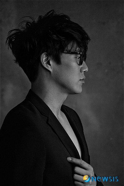 【서울=뉴시스】이재훈 기자 = 가수 성시경(32)이 3년 만에 새 앨범을 내놓는다. 1일 매니지먼트사 젤리피쉬엔터테인먼트에 따르면, 성시경은 15일 7집 '처음'을 발표한다. 성시경은 작년 5월 전역 후 지난 5월 콘서트 등을 제외하고는 활동을 자제한 채 앨범을 준비해왔다. 싱어송라이터 윤상(43)과 김현철(42) 등이 참여했으며 총 12곡이 실린다. 젤리피쉬는 "성시경이 10주간 다이어트를 하는 등 달라진 외모를 선보인다"며 "그 만큼 음악도 성숙해졌다. 최근 흐름인 싱글이나 미니앨범이 아닌 정규 발매로 그간 성시경을 기다린 팬들의 갈증을 해소할 것"이라고 기대했다. realpaper7@newsis.com