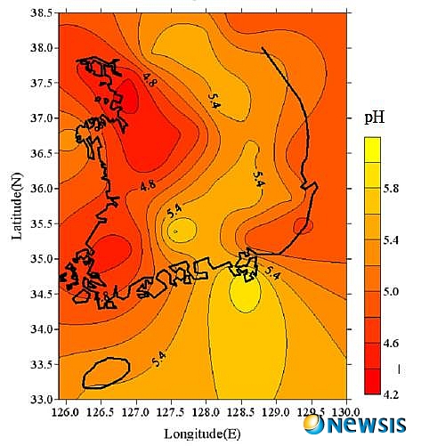 【부산=뉴시스】허상천 기자 = 1일 환경부(2010)에서 조사한 우리나라 7대 특별·광역시의 강우 산도의 변화 추이에서도 부산지역은 서울에 비해 양호한 상태이지만 지속적으로 산성우가 관찰되는 것으로 나타났다. (그래픽=국립환경과학원(2006) 제공) photo@newsis.com
