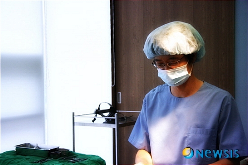 【서울=뉴시스】유희연 기자 = 수술중인 윤희근 성형외과원장.(사진=윤희근성형외과 제공)&nbsp; photo@newsis.com