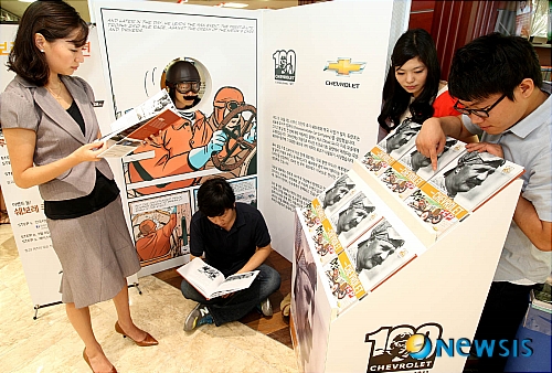 【서울=뉴시스】한국GM은 올해 창립 100주년을 맞는 쉐보레(Chevrolet) 브랜드를 기념하기 위해 쉐보레 100년 역사를 담은 일러스트북 '루이 쉐보레'를 500권 한정으로 발간했다고 2일 밝혔다.&nbsp; 이 책은 1911년 11월3일 쉐보레를 설립한 루이 쉐보레 일대기와 쉐보레 브랜드의 발자취를 기록사진과 만화 형식의 일러스트로 표현했다.(사진 = 한국GM 제공)&nbsp; photo@newsis.com 